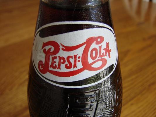 1946 12oz Full Pepsi Double Dot Bottle - Keokuk Iowa Image