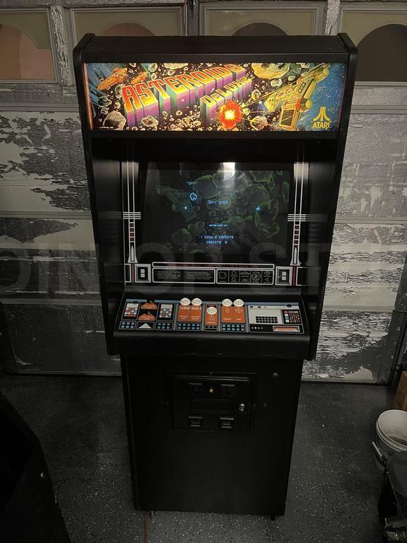 1980 Atari Asteroids Deluxe Stand Up Arcade Machine