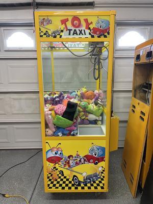 2006 Betson Enterprises Toy Taxi Claw Machine Image